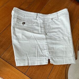 One 5 one Women's Khaki Flat Front Shorts size 12